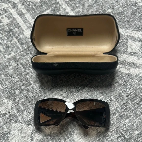 CHANEL | Accessories | Chanel Elegant Black Sunglasses With  display picture 1